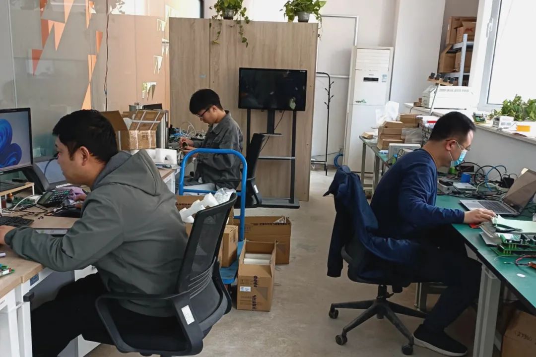 三月底以來，面對突發疫情，華科電氣雖然不能像廣大醫務工作者一樣沖鋒在抗擊疫情的第一線，但在特殊時期，全力保障客戶需求和員工的健康安全，無疑是對疫情最好的響應和行動。   疫情發生后，華科電氣迅速成立疫(圖1)