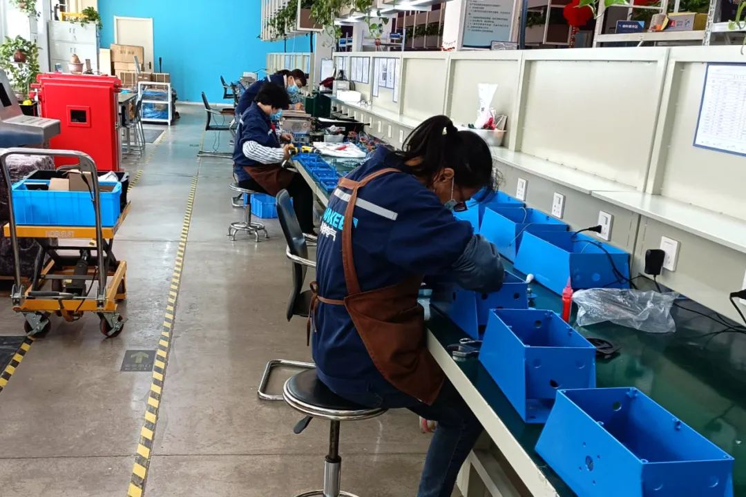 三月底以來，面對突發疫情，華科電氣雖然不能像廣大醫務工作者一樣沖鋒在抗擊疫情的第一線，但在特殊時期，全力保障客戶需求和員工的健康安全，無疑是對疫情最好的響應和行動。   疫情發生后，華科電氣迅速成立疫(圖2)