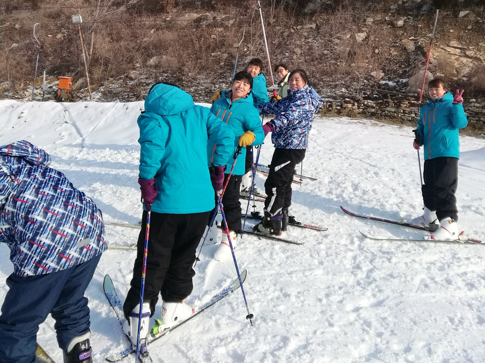 華科電氣生產中心團建：辭舊迎新 激情冰雪(圖2)